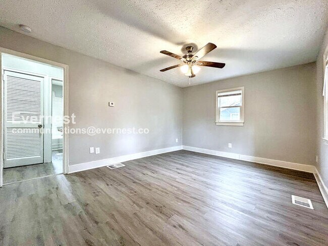 Photo - 2175 Pansy St NW