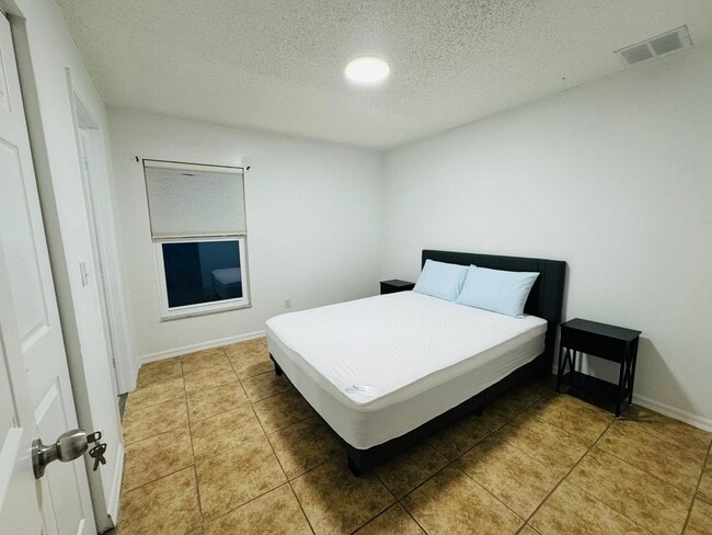 Building Photo - 536 Cheshire Way