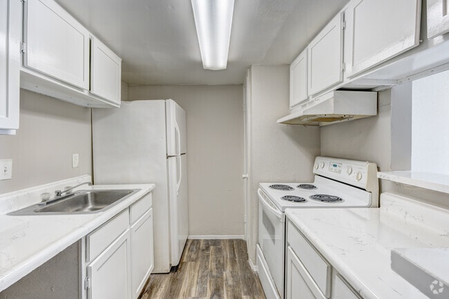 1BR, 1BA - 683SF - Kitchen