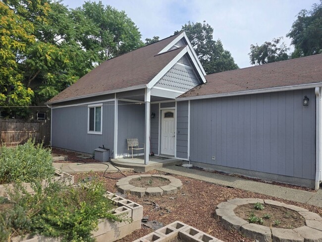 Building Photo - 3 bed 2 bath Home for Rent in Grants Pass