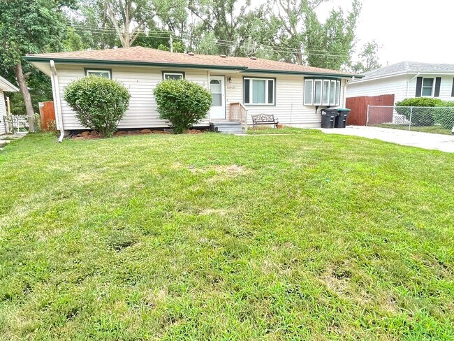 Photo - Move-in special offer!!! Huge house - over 2,200 sqft convenient location and private backyard $...