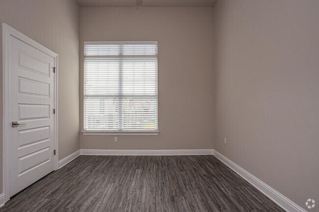 2BR, 2BA - 978SF