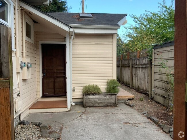 Building Photo - 2 Bedroom, 1.5 Bathroom on Jefferson St. Rental