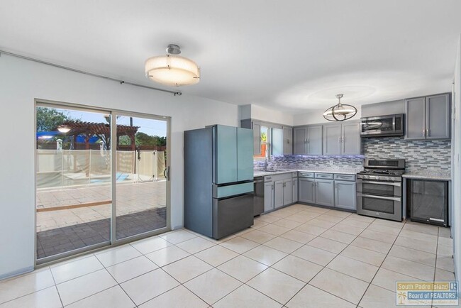Photo - 221 E Adams St