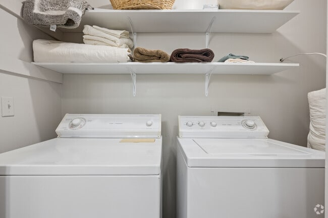 2BR, 2BA - 1,010SF - Laundry