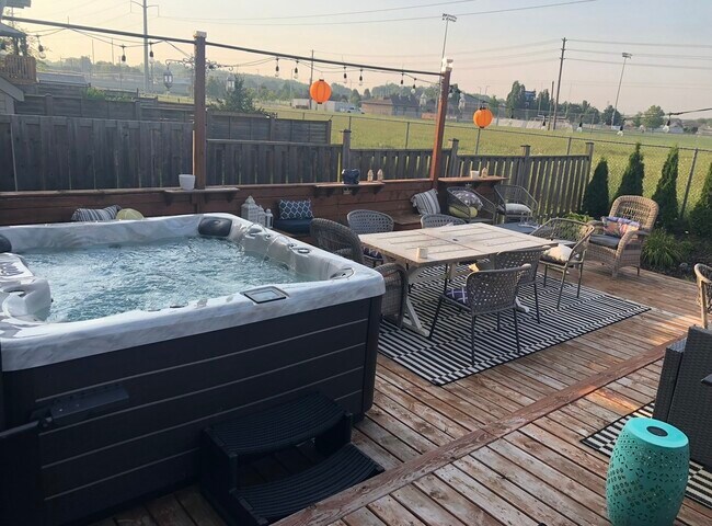 Photo - 8556 Milomir St