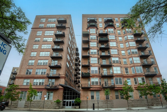 Building Photo - 500 S Clinton St Unit 251