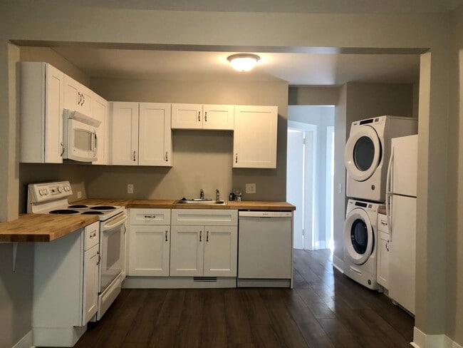 Building Photo - 3 Bedroom Duplex in Madison $1700/mo. $170... Rental