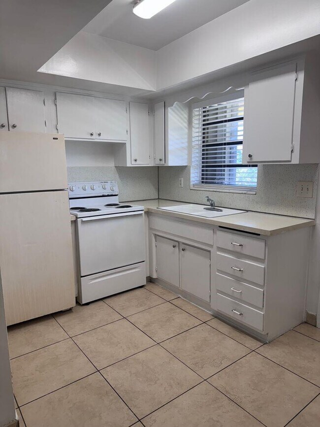 Photo - 890 NW 39th St Unidad 8