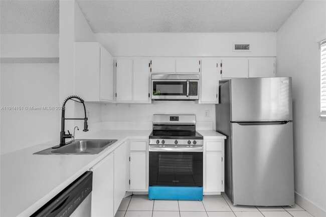 Photo - 3065 N Oakland Forest Dr Unit 203