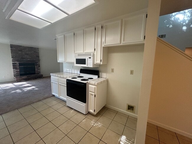 Photo - Spacious Halfplex