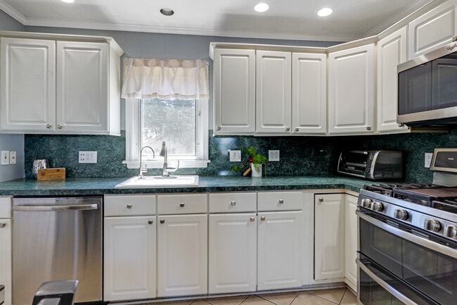 Kitchen - 969 Braun Ter