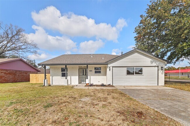 Building Photo - 10027 Valley Sun Dr