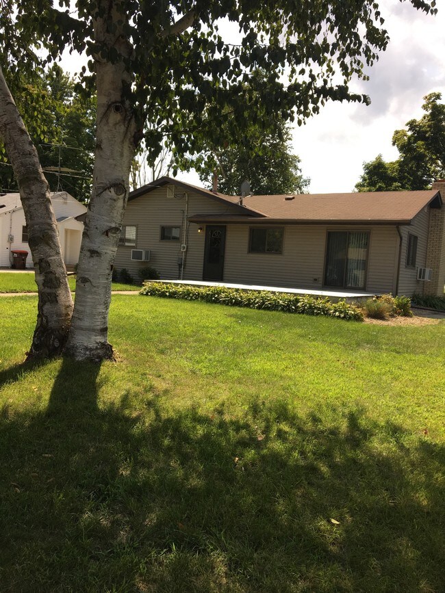 Photo - 812 15th St W