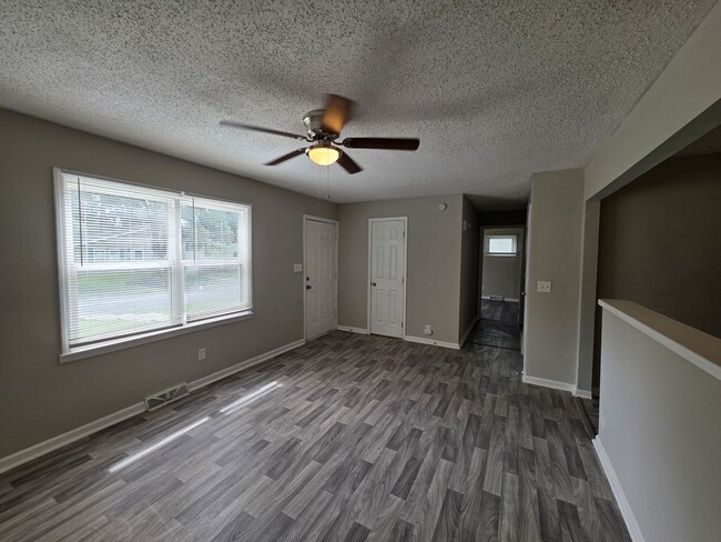 Photo - Spacious 4 Bed / 2.5 Bath Home with 2 Living Areas