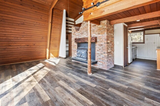 304 Lake Lodge Dr