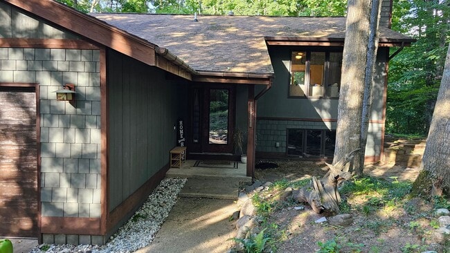 Building Photo - East Side Traverse City 3BR Home with Lake Views