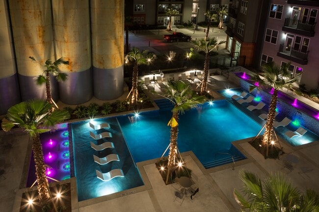 Piscina con estilo de centro turístico - The Flats at Big Tex - Historical Access