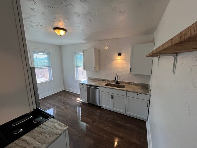 Building Photo - 39 Walnut St Unit 2