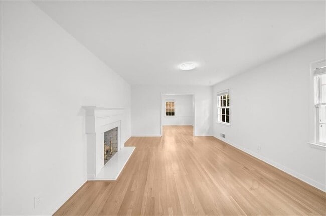 Photo - 4890 High Point Rd NE