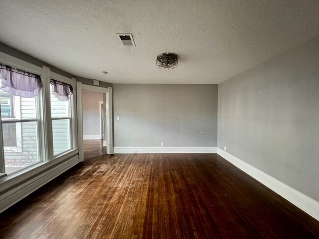 Building Photo - Cute One Bedroom! Unit A