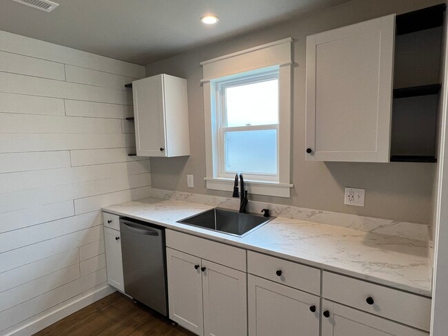 KITCHEN WITH CUSTOM BUILT RANGE HOOD - 209 Roe St