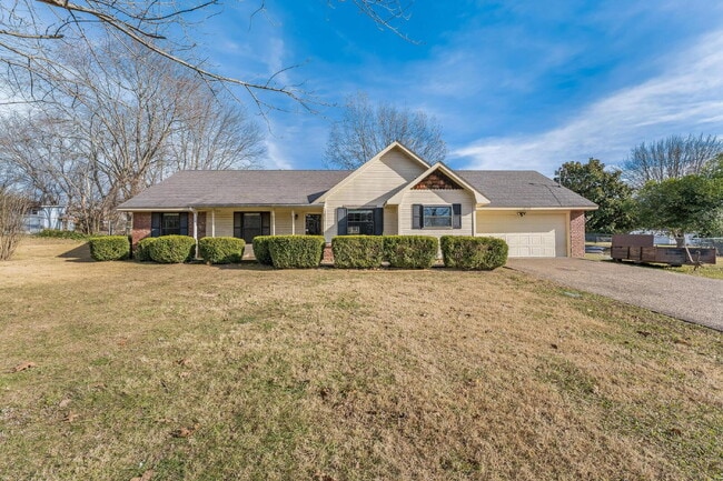 Building Photo - East Fayetteville 3-Bedroom Home with Granite Touches & Cozy Fireplace!"