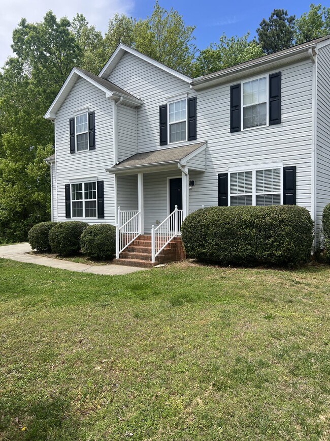 Photo - Spacious 6-Bedroom Home with 3 Bathrooms i...