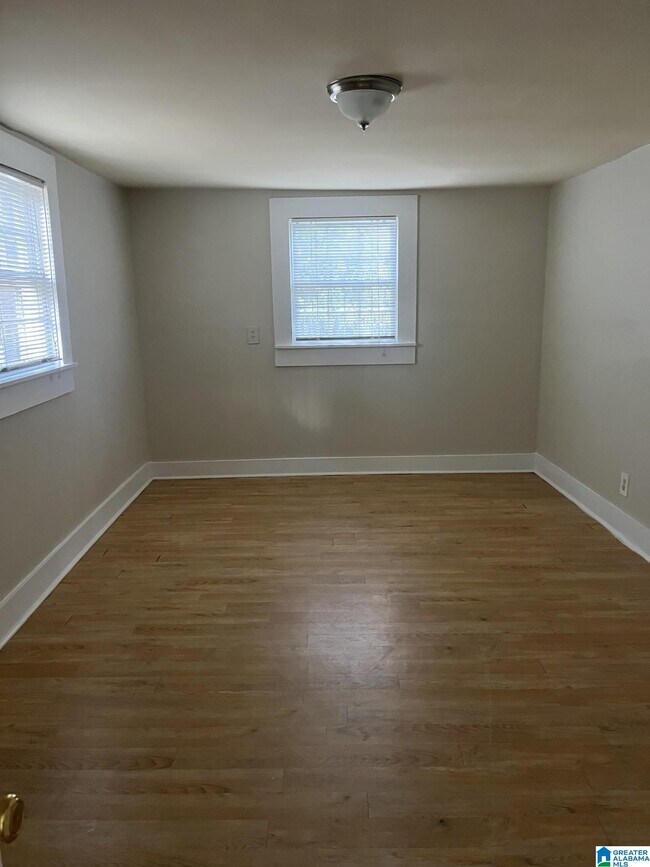 Photo - 905 40th St S