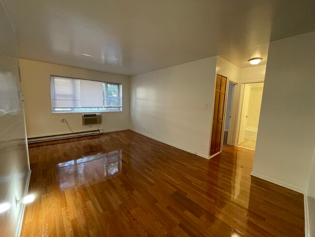 Building Photo - 5920 N Kenmore Ave Unit 203