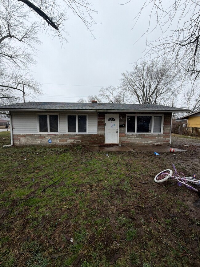 Building Photo - 2 E Adams Dr