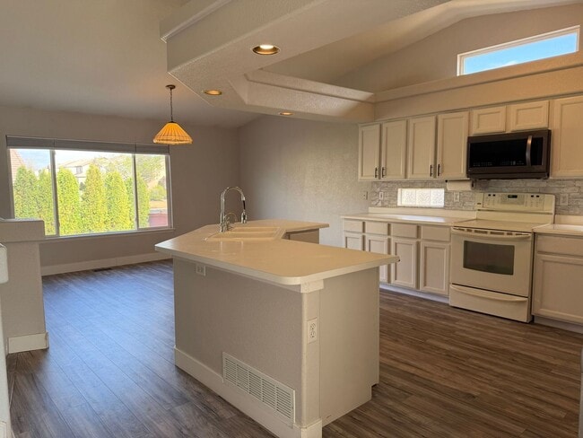 Building Photo - Spacious and Bright 3BD Home in Denver - Available 4/15