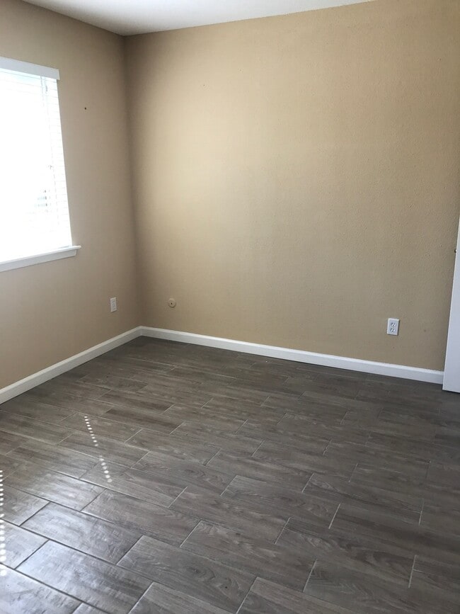 Photo - 2 Bed/2 Bath Condo - Spacious, Bright, Clo...