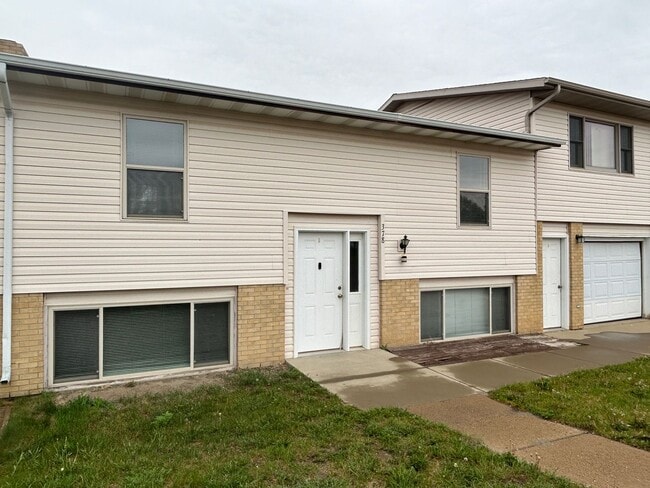 Lovely, Updated Townhouse - Lovely, Updated Townhouse