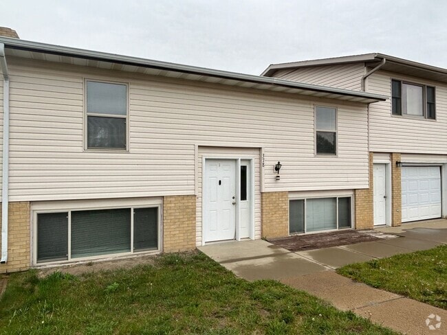 Building Photo - Lovely, Updated Townhouse