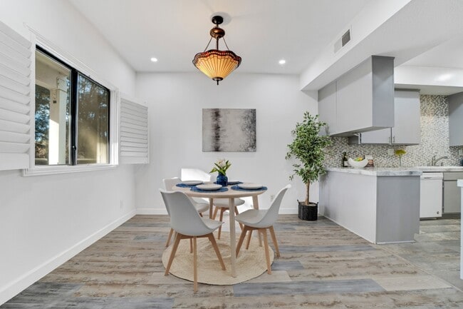 Photo - 13331 Moorpark St Unidad 206