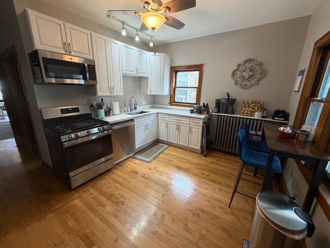 Building Photo - 2452 N Hamlin Ave Unit 2