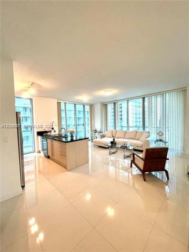Photo - 79 SW 12th St Unidad 79 SW 12th St # 2407-S
