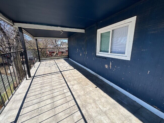 Building Photo - One bedroom Unit 4