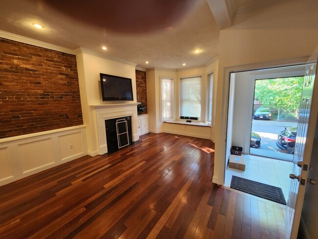 Photo - 566 E 5th St Unit 1