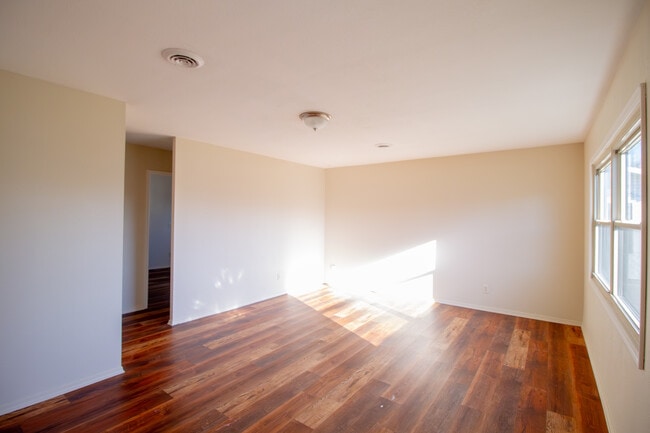 Photo - 530 W Northgate Pkwy