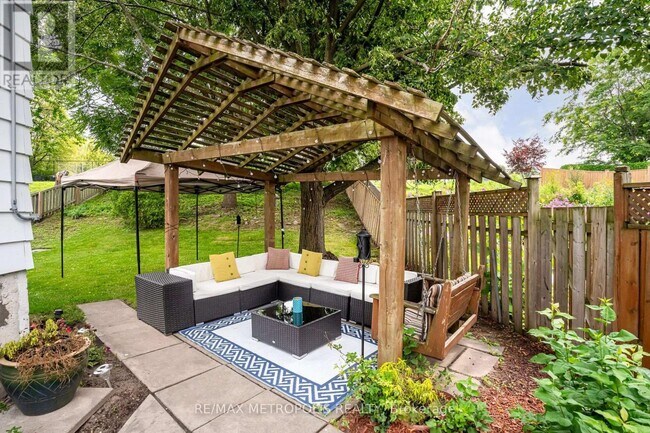 Photo - 287 Waverly St N