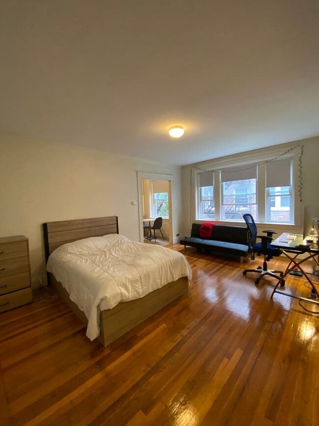 Photo - 7/1 No Fee! Spacious Studio in elevator building, low move in cost!