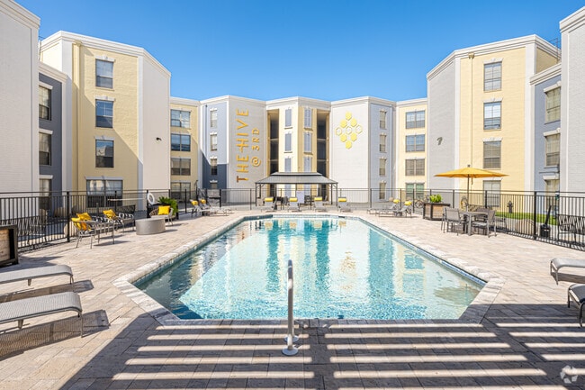 SWIMMING POOL WITH SEATING - The Hive @ 3rd