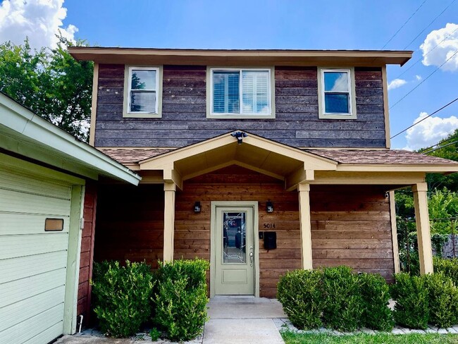 Building Photo - Amazing detached 2/2.5 duplex in Central Austin!!! Unit B