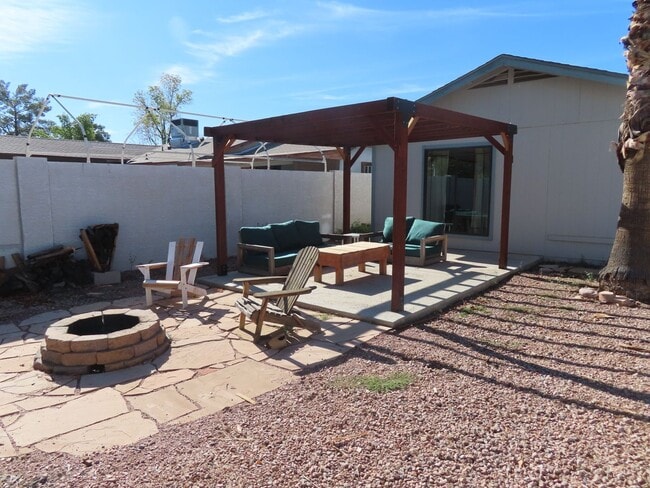242 E Leah Ln