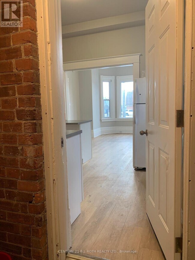 Photo - 172 Dunlop St W