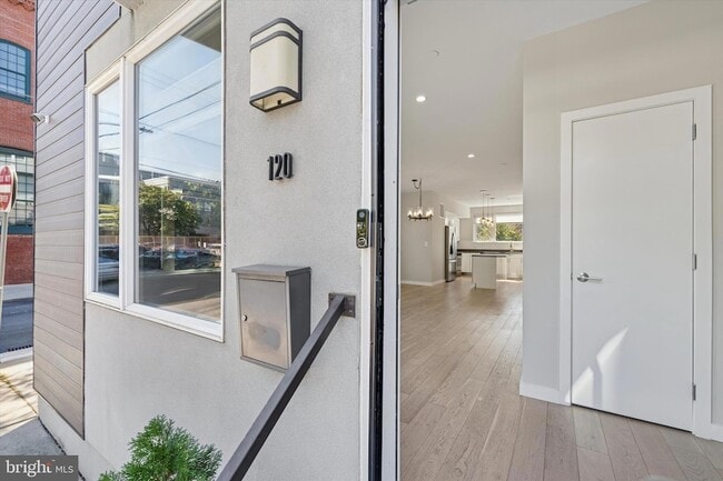 Photo - 120 W Oxford St