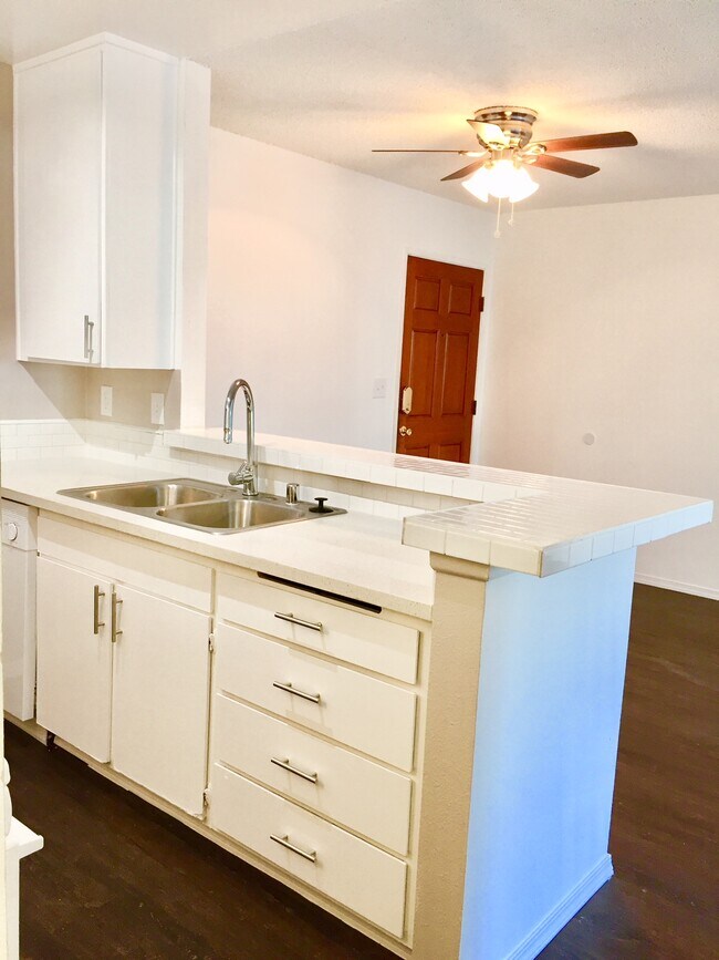 Photo - 18645 Hatteras St Unidad 404