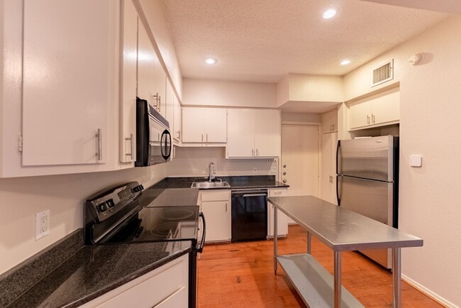 Photo - Adorable Studio with Garage nearby UT!!!